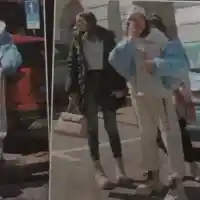 „Златни момичета“ обикалят София неглиже