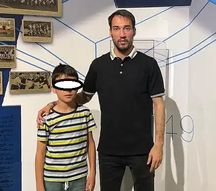 34-годишният Ивелин Попов си присажда коса