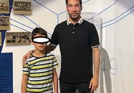 34-годишният Ивелин Попов си присажда коса