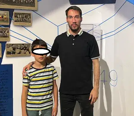 34-годишният Ивелин Попов си присажда коса