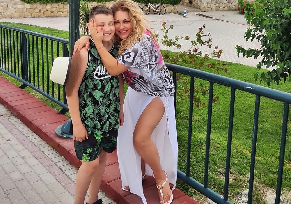 Рени нагушка малкия си син за ЧРД в Гърция
