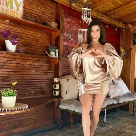 Алекс от „Ергенът“ става сервитьорка! Баща й отвори бар край морето