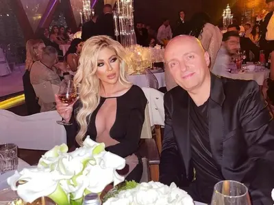 Андреа на сватбата на румънския Азис