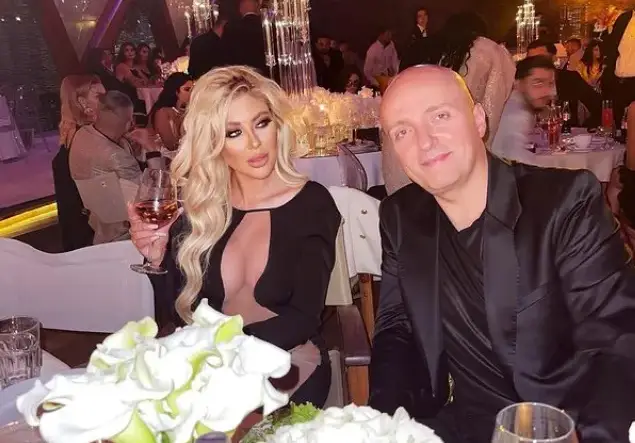 Андреа на сватбата на румънския Азис