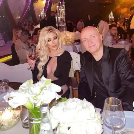 Андреа на сватбата на румънския Азис