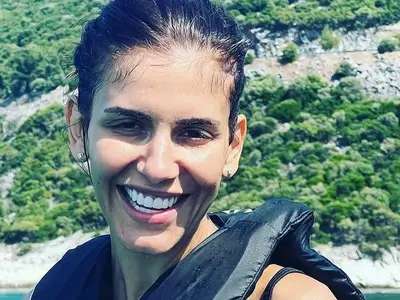 Анелия на море с гаджето