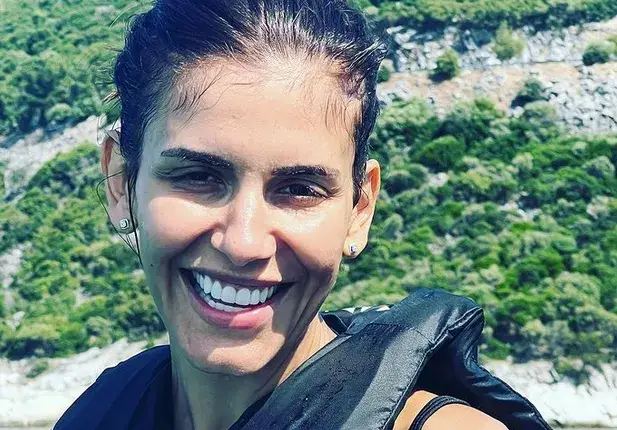 Анелия на море с гаджето