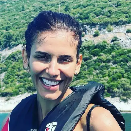 Анелия на море с гаджето