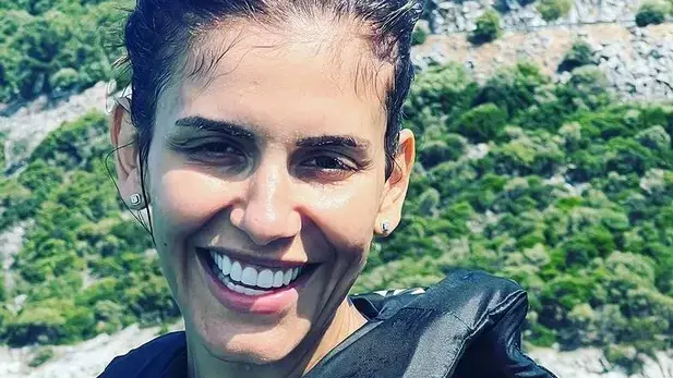 Анелия на море с гаджето