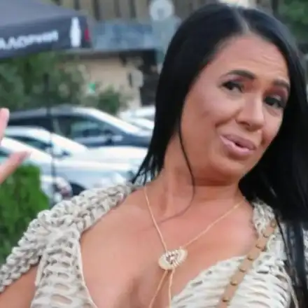 Анита Мейзер се зае да дави новия