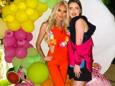 Анита на Рачков чукна 23 години с парти в палата му (Снимки от партито)