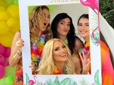 Анита на Рачков чукна 23 години с парти в палата му (Снимки от партито)