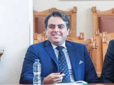 Асен Василев на вечеря с млада дама