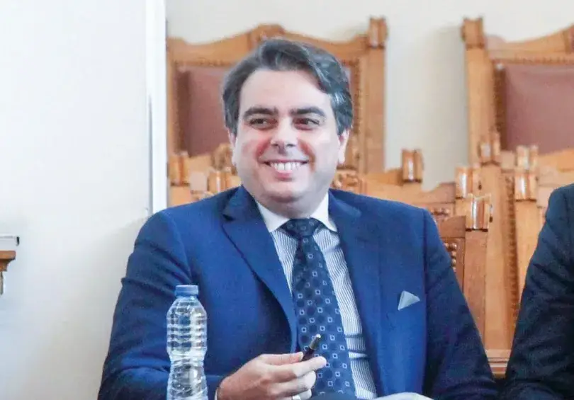 Асен Василев на вечеря с млада дама