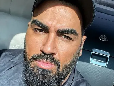 Азис изписа вежди