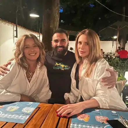 Азис поля раждането на сина си с три партита (Снимки)