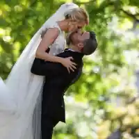 Без грам съжаление! Жената на Ивайло Захариев продава бучинската си рокля