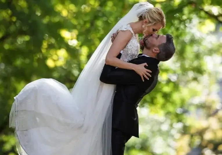 Без грам съжаление! Жената на Ивайло Захариев продава бучинската си рокля