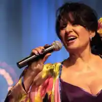 Би си камшика! Данчето Христова се махна от София