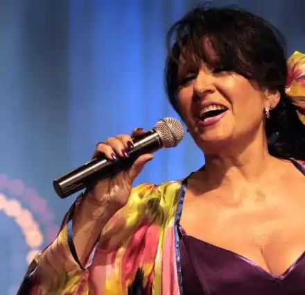 Би си камшика! Данчето Христова се махна от София