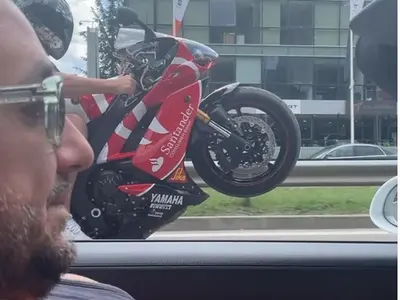 Бясна скорост: Коцето се състезава с мотоциклетист на столичен булевард