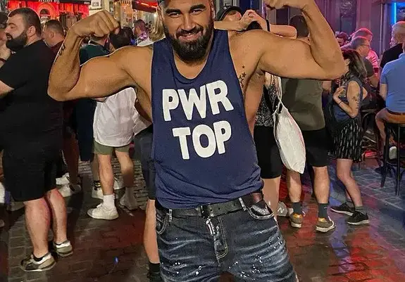 Боздуган: Азис наля в оная си работа още 20 кубика филър (Впечатляваща снимка)