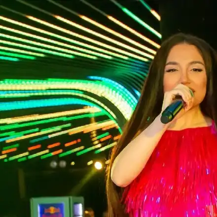 Чалгарката Яница обикаля кръчмите с гигантски корем в седмия месец (Шокиращи снимки)