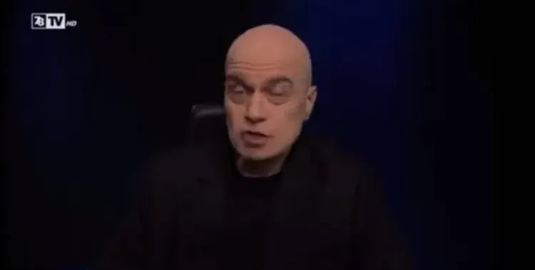 Четирима лекари бдят денонощно над немощния Слави Трифонов