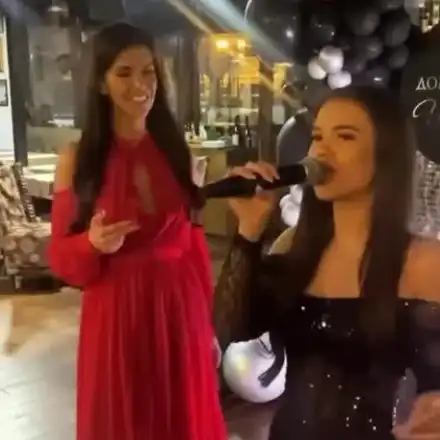 Дъщерята на Анелия хвана микрофона