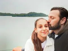 Дъщерята на Сано го изненада на снимки