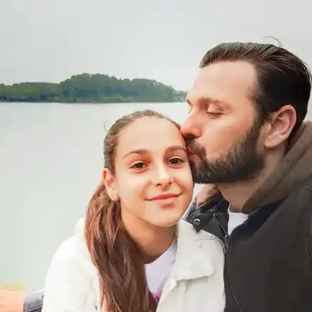 Дъщерята на Сано го изненада на снимки