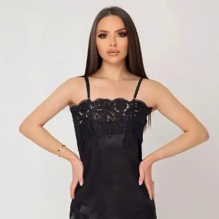 Дъщерята на „синя“ легенда с колекция бельо