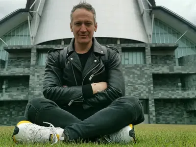 Деян Донков измисля сценични тоалети