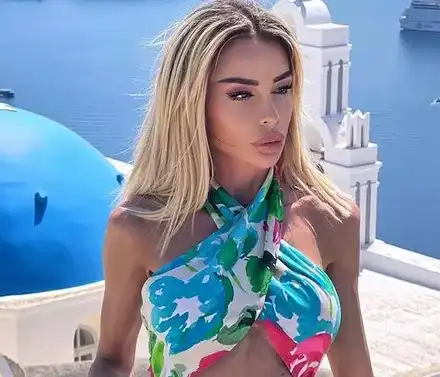 Деси Фотосесията показа горещо тяло на Санторини (Снимки)