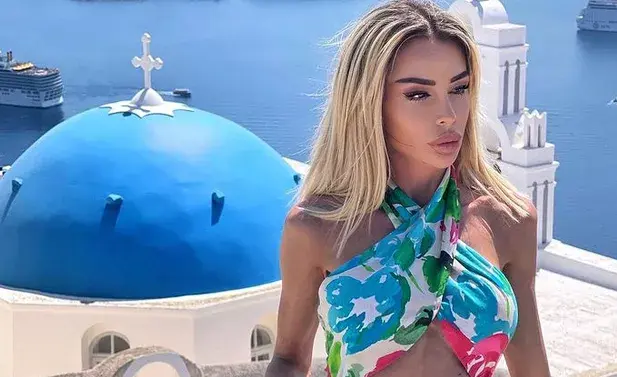 Деси Фотосесията показа горещо тяло на Санторини (Снимки)