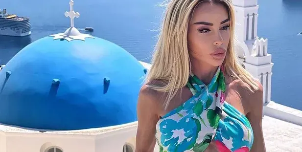 Деси Фотосесията показа горещо тяло на Санторини (Снимки)