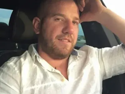 Динко заби плеймейтка с огромен бюст, води я по купони, докато жена му гледа децата (Снимка)