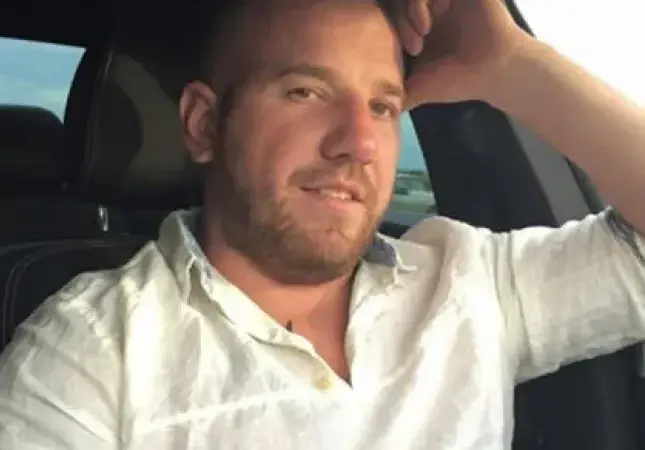 Динко заби плеймейтка с огромен бюст, води я по купони, докато жена му гледа децата (Снимка)