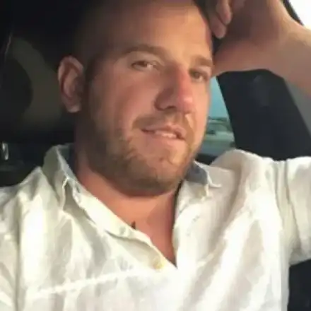 Динко заби плеймейтка с огромен бюст, води я по купони, докато жена му гледа децата (Снимка)