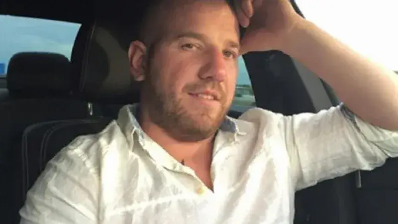 Динко заби плеймейтка с огромен бюст, води я по купони, докато жена му гледа децата (Снимка)