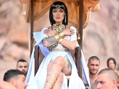 Диона стана Клеопатра, къпе се мляко