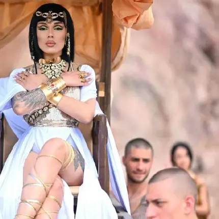 Диона стана Клеопатра, къпе се мляко