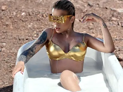 Диона стана Клеопатра, къпе се мляко