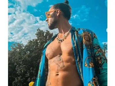 Див купон! Папи Ханс се зарежда с горгона на гърдите