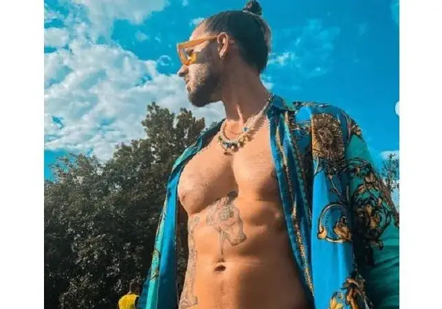 Див купон! Папи Ханс се зарежда с горгона на гърдите