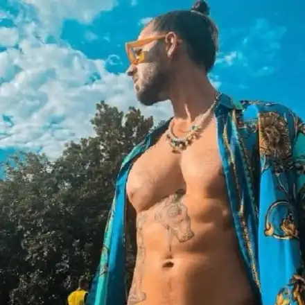 Див купон! Папи Ханс се зарежда с горгона на гърдите