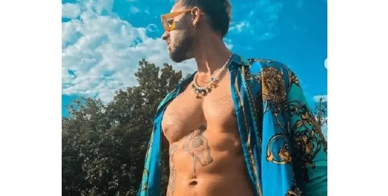 Див купон! Папи Ханс се зарежда с горгона на гърдите