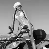 Дизайнерка подкара бъги без дрехи (ФОТО)