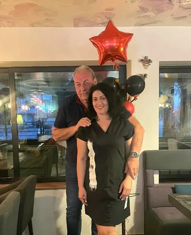 Джизъса се уреди с млада и засукана тъща (Ексклузивни снимки)