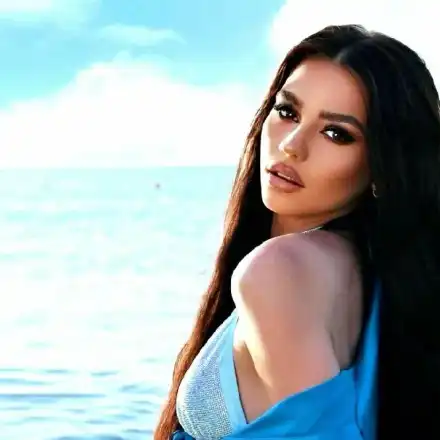 Екзотика! Десита си надупчи езика